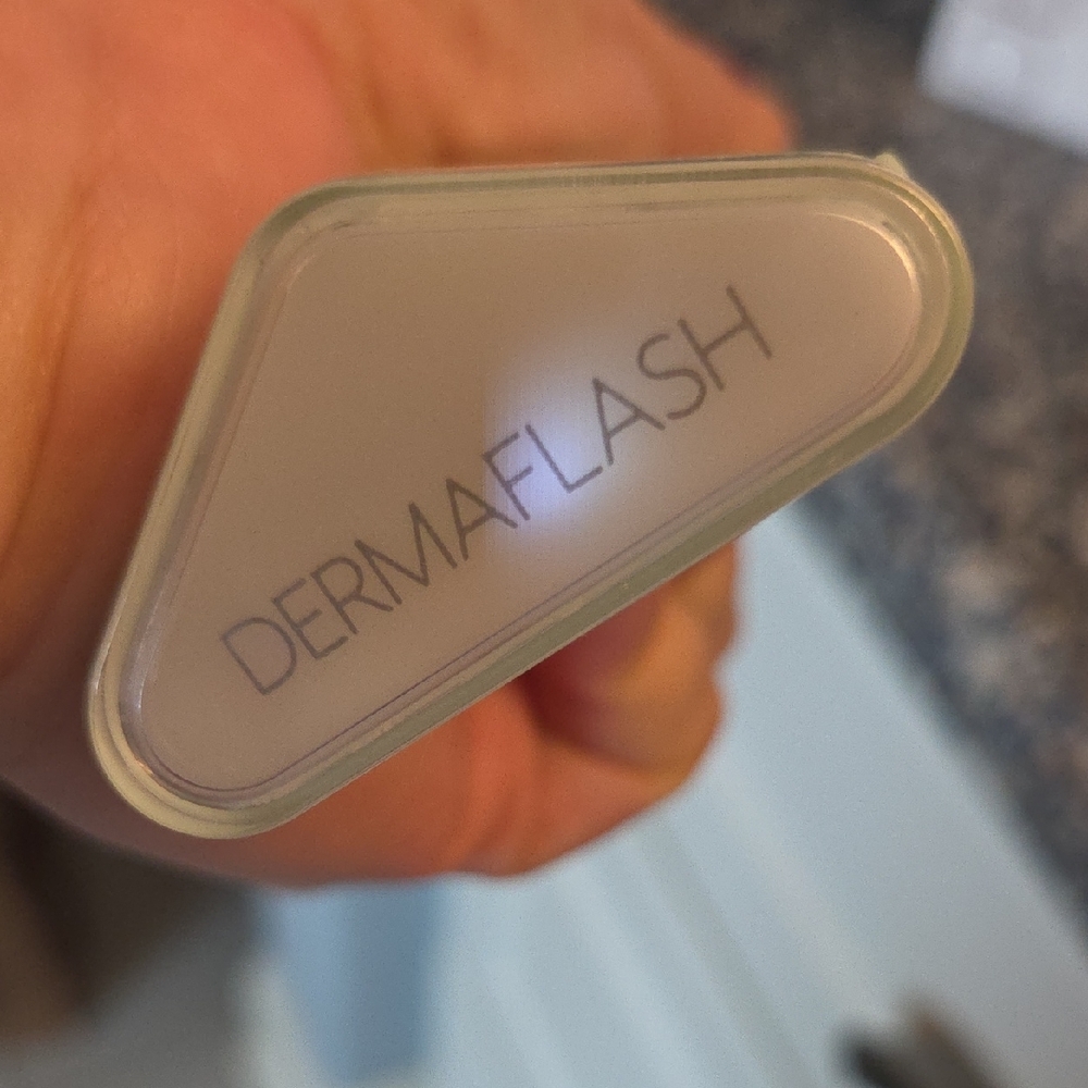 Dermaflash Dermapore Pore Extractor in Mint - Picture 4 of 6